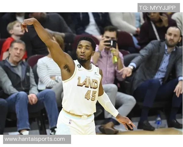 多诺万米切尔带领球队奋勇争先展现领袖风范与卓越表现